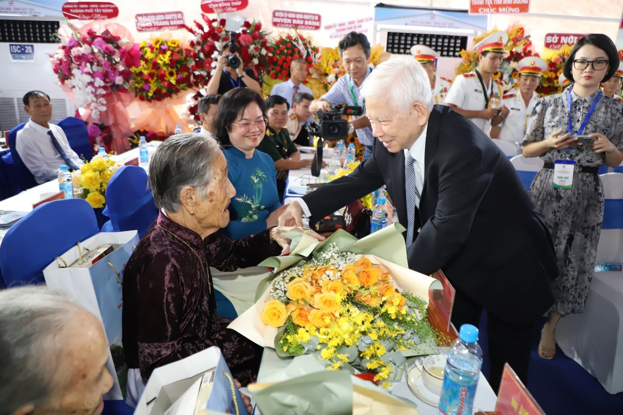 Đồng chí Nguyễn Minh Triết tặng hoa các mẹ Việt Nam Anh hùng.